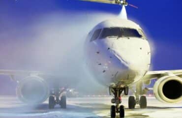 Ali ghiacciate dal freddo, voli in ritardo: caos all’aeroporto di Cagliari