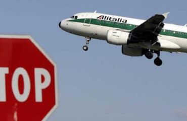 Alitalia sull’orlo del fallimento: ecco cosa rischiano i passeggeri