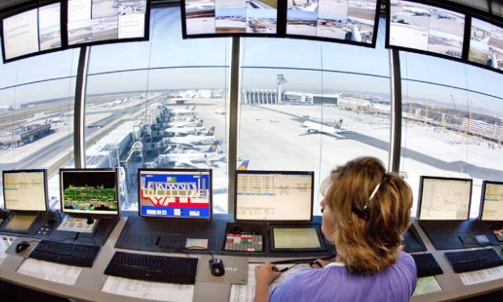 Staff shortage, nei prossimi anni ci sarà una carenza di controllori di volo: quali conseguenze per il traffico aereo?