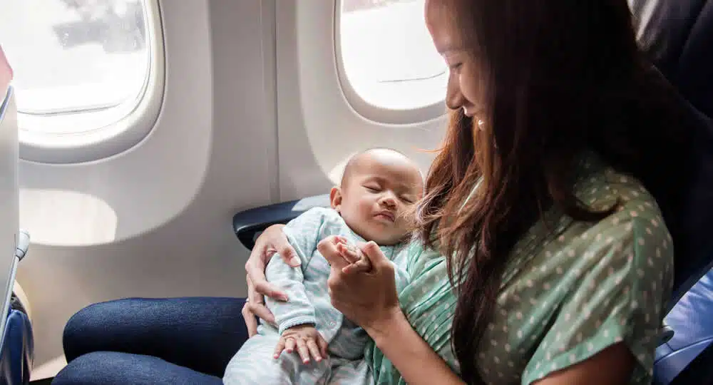 Viaggiare in aereo con un neonato