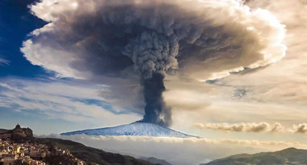 Voli cancellati per eruzione dell'Etna