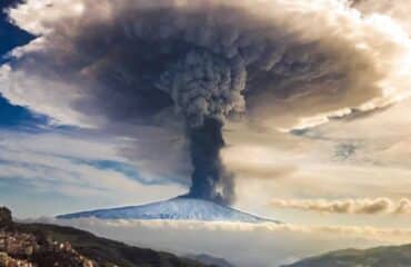 Eruzione Etna disagi aerei e voli cancellati del 26 gennaio – Diritto a rimborso