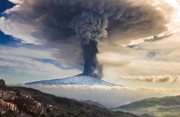 Voli cancellati per eruzione dell’Etna